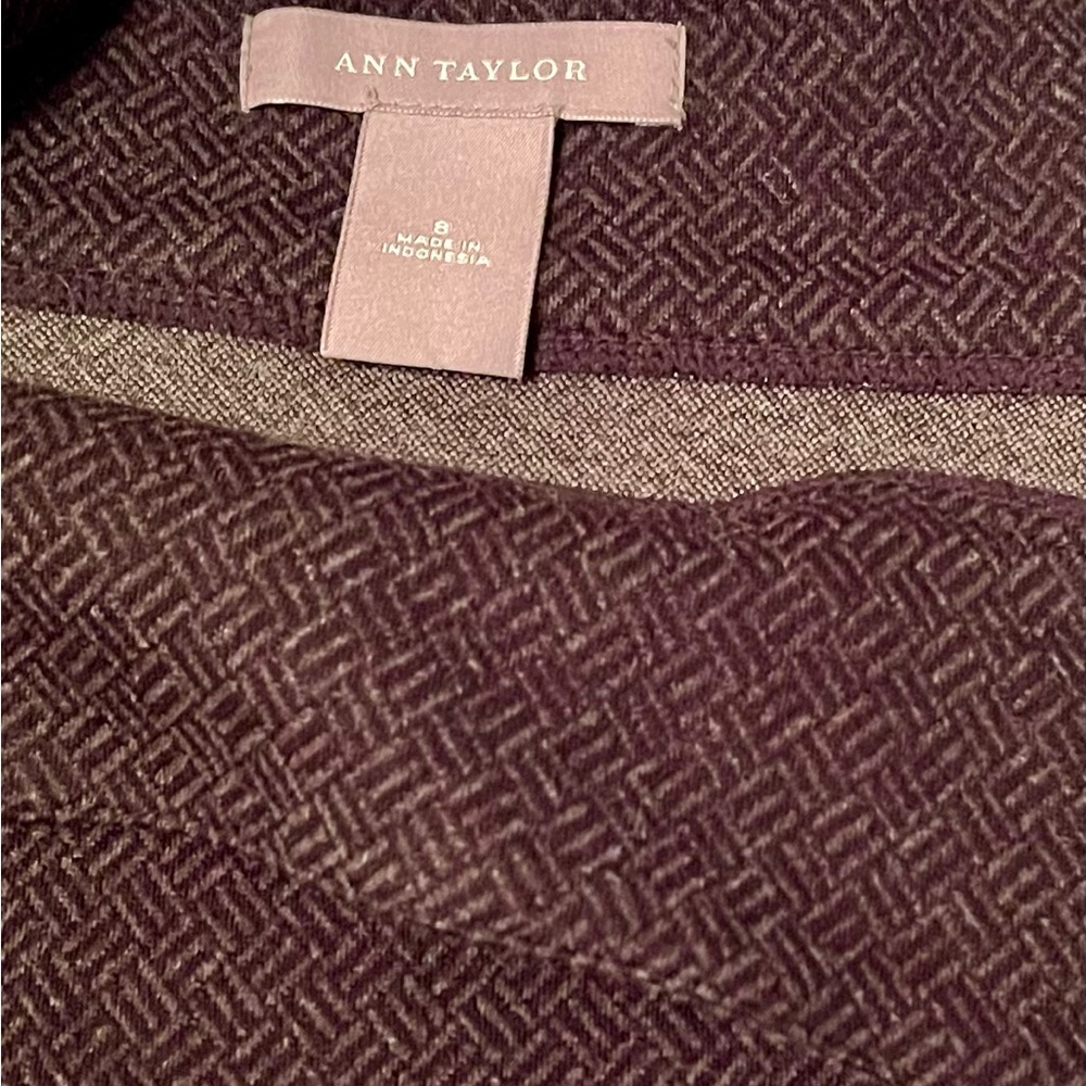 Ann Taylor black patterned skirt with a flair size 8 - Picture 2 of 5